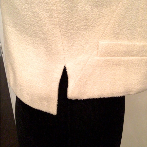 CHANEL Ivory Crepe Jacket 40 FR (6-8 US) Excellent Condition - Picture 5 of 9